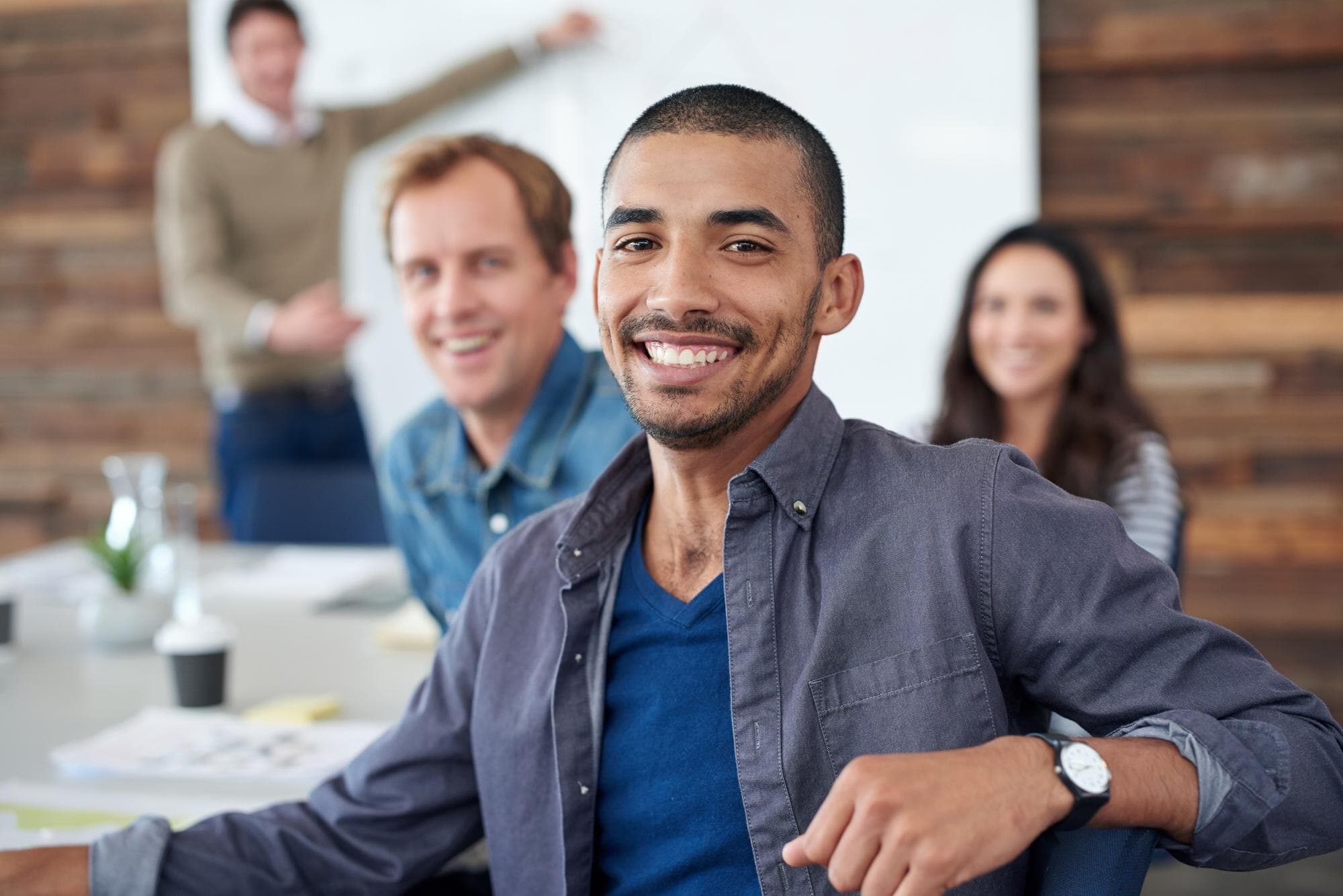 Equipe profissional sorrindo no escritório